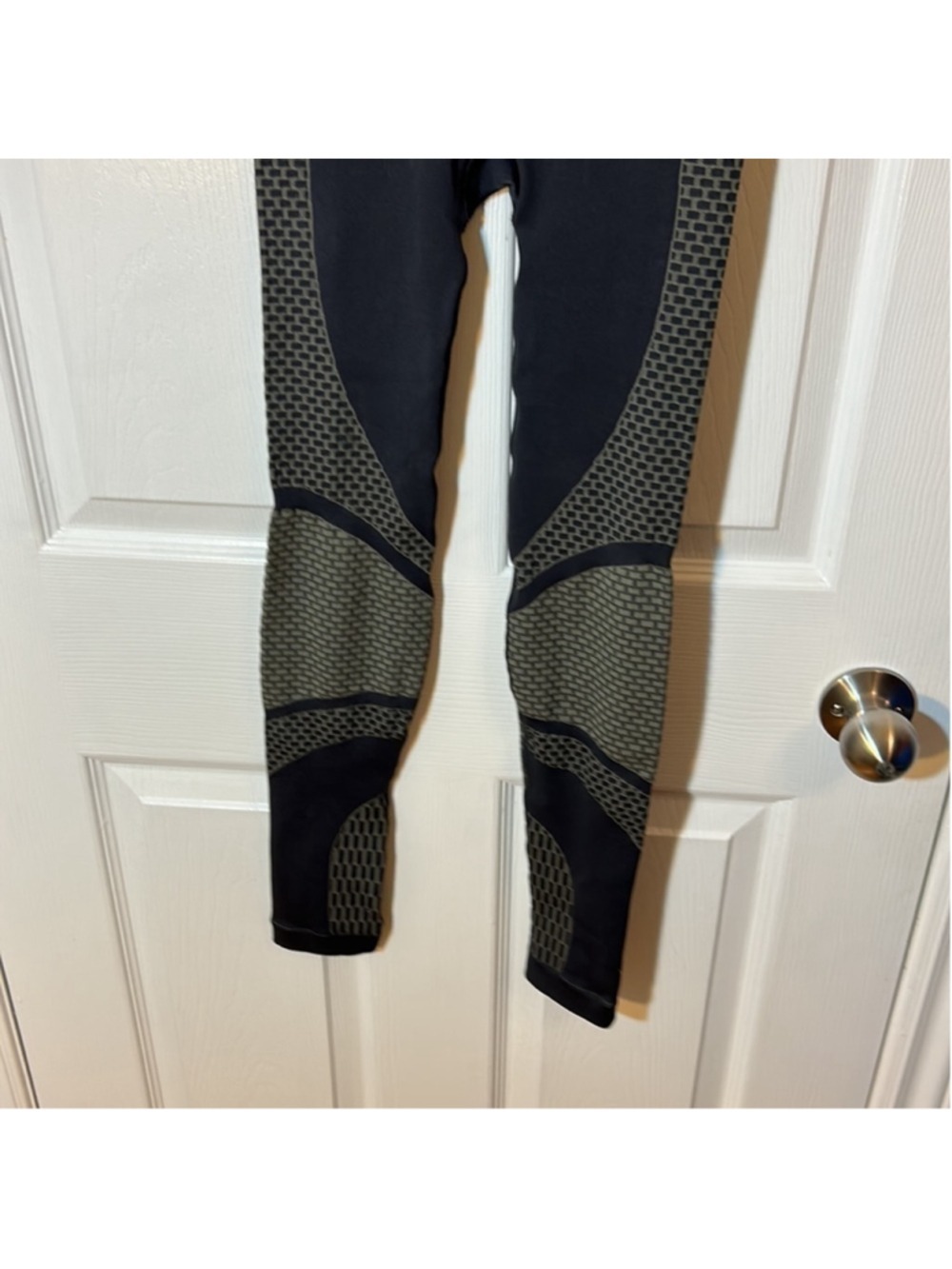Lululemon size 4 about that base tights - Picture 7 of 8